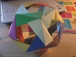 Origami Modulaire : Bouboule à trente feuilles